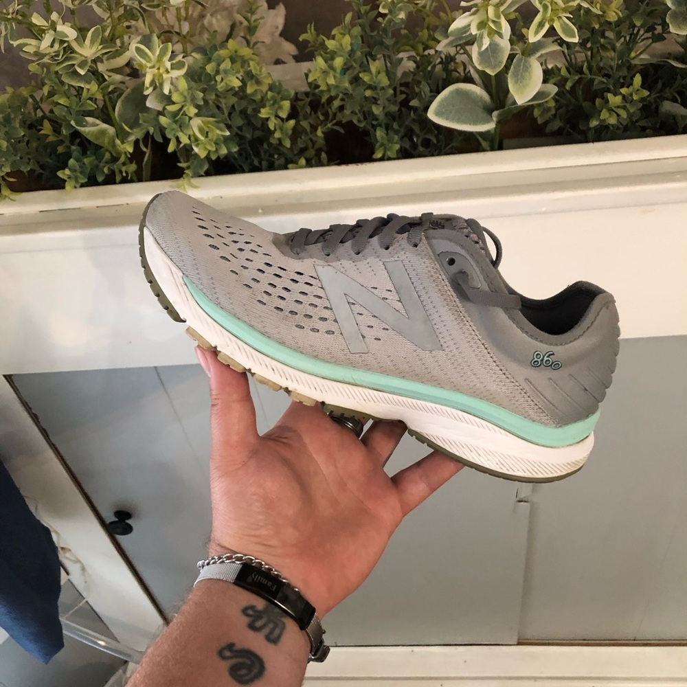 New Balance Women's 860 Running Shoe in Light Gray with Mint Accent size 8.5